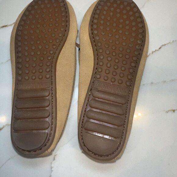 Minnetonka Moccasins size 6 Womens Suede Embroidered Aztec Brown Tan Rubber Sole - Picture 10 of 10